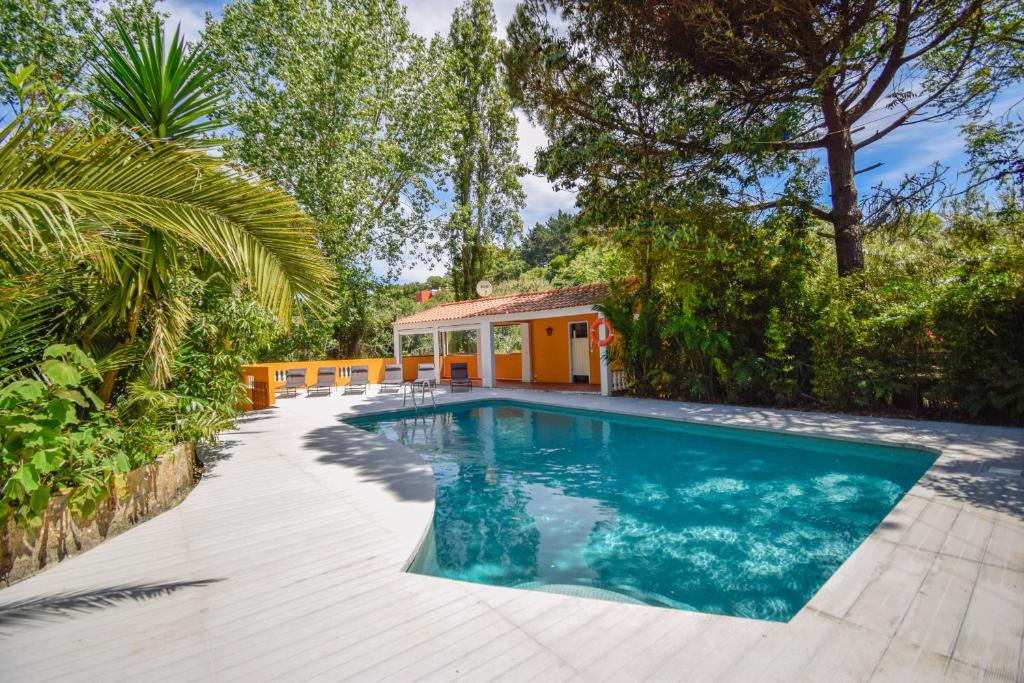 a swimming pool in the backyard of a house at Penedo Escape Nature in Colares