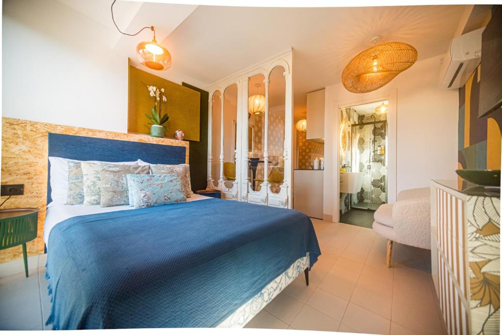 Regency Luxe Studio