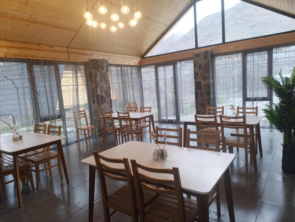 Restaurace v ubytování Vardzia Glamping