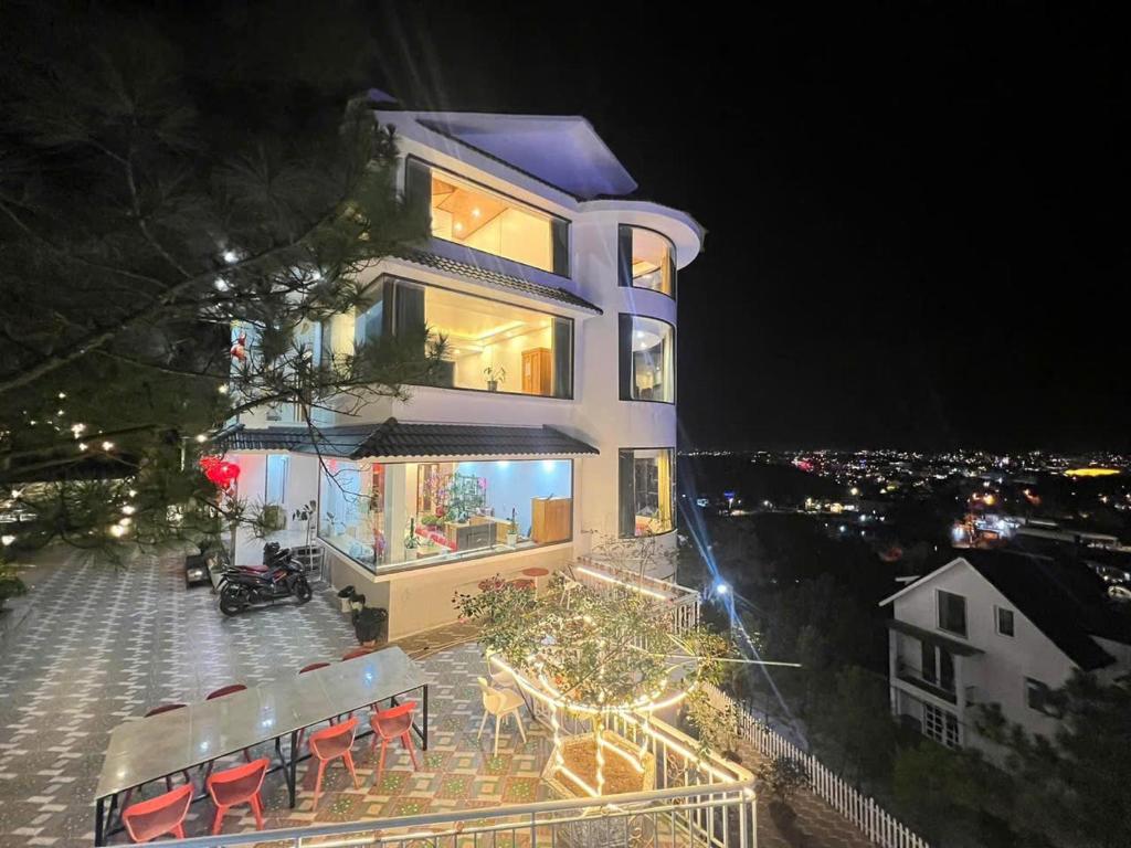 ein Gebäude mit einem Tisch und Stühlen davor in der Unterkunft Rocosy Villa DaLat in Khu Chi Lăng