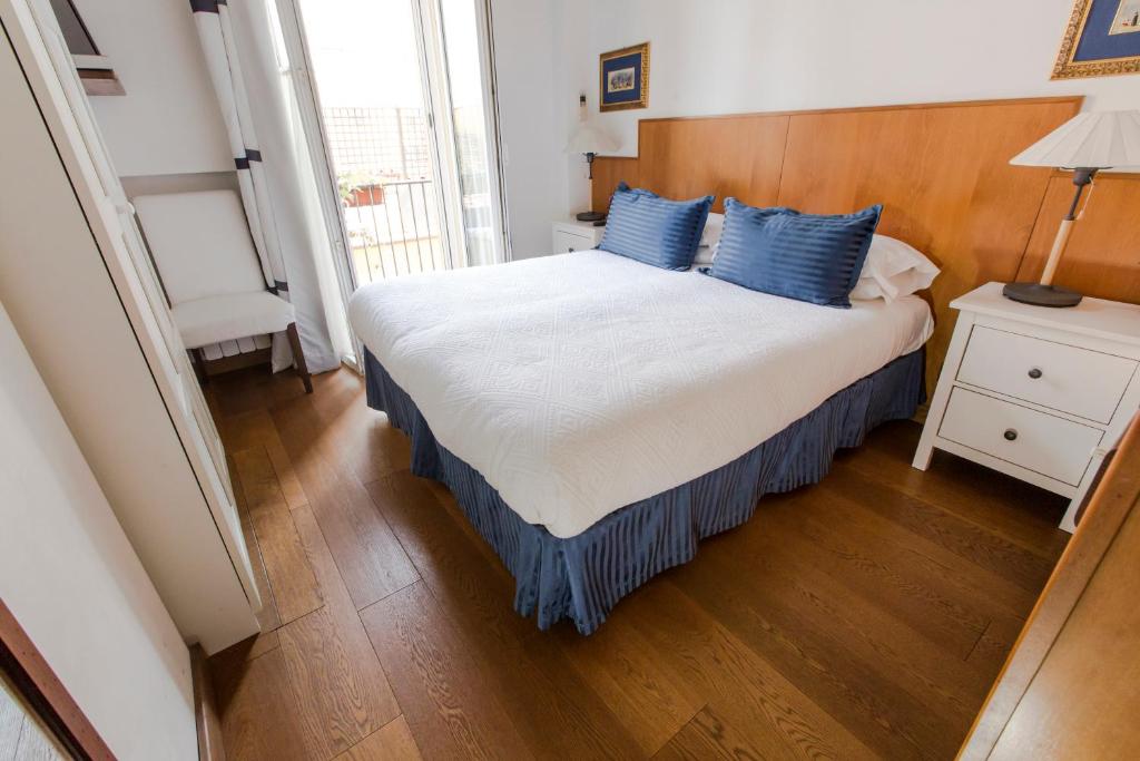 A bed or beds in a room at Pettinary Village B&B