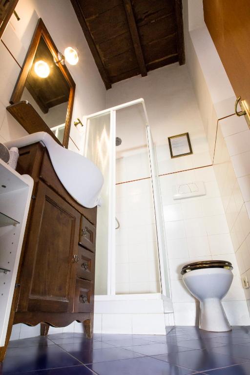 A bathroom at Pettinary Village B&B