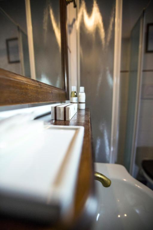 A bathroom at Pettinary Village B&B