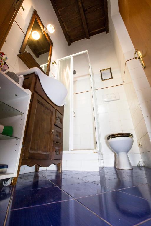A bathroom at Pettinary Village B&B