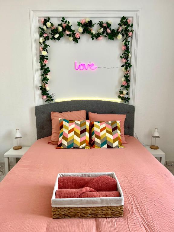 - une chambre avec un lit recouvert d'une couronne dans l'établissement ValenStay - Cosy Love - Anzin - Netflix, à Anzin