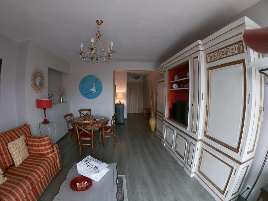 un salon avec un canapé et une table dans l'établissement Cannes apartment near Croisette, à Cannes