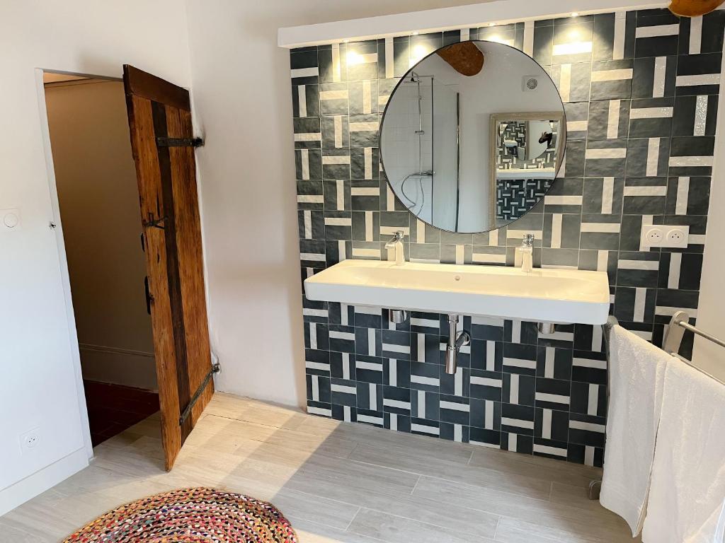 Koupelna v ubytování Suites de Bruoux