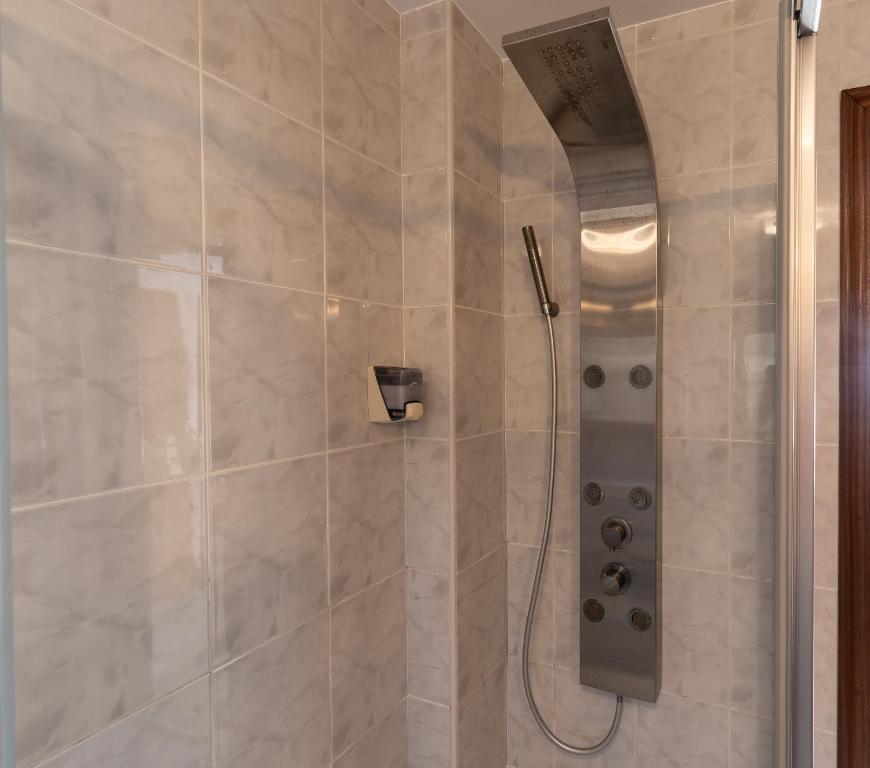 una ducha con cabezal de ducha en un baño en Casa da Vasca, en Malpica de Bergantiños