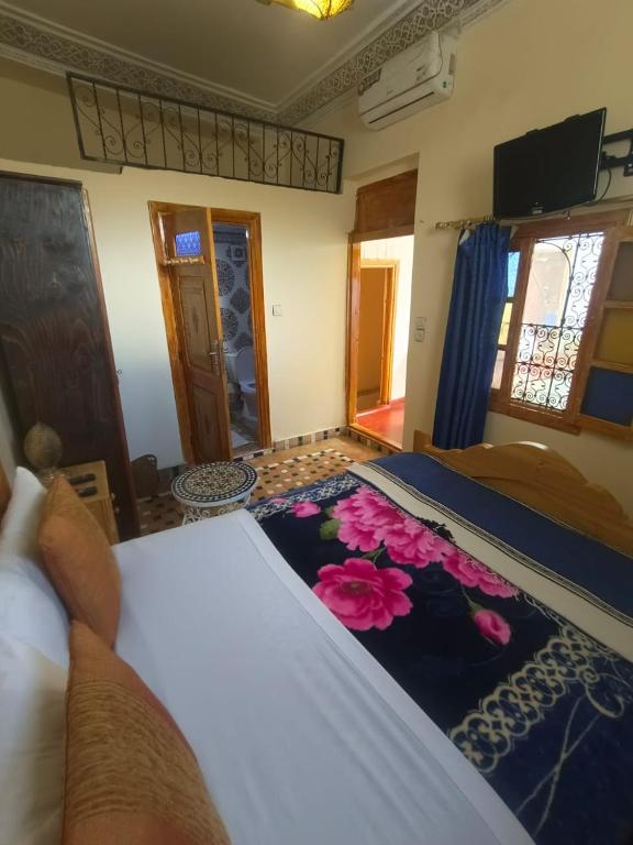 una persona acostada en una cama en una habitación en Riad lala Drissia, en Fez