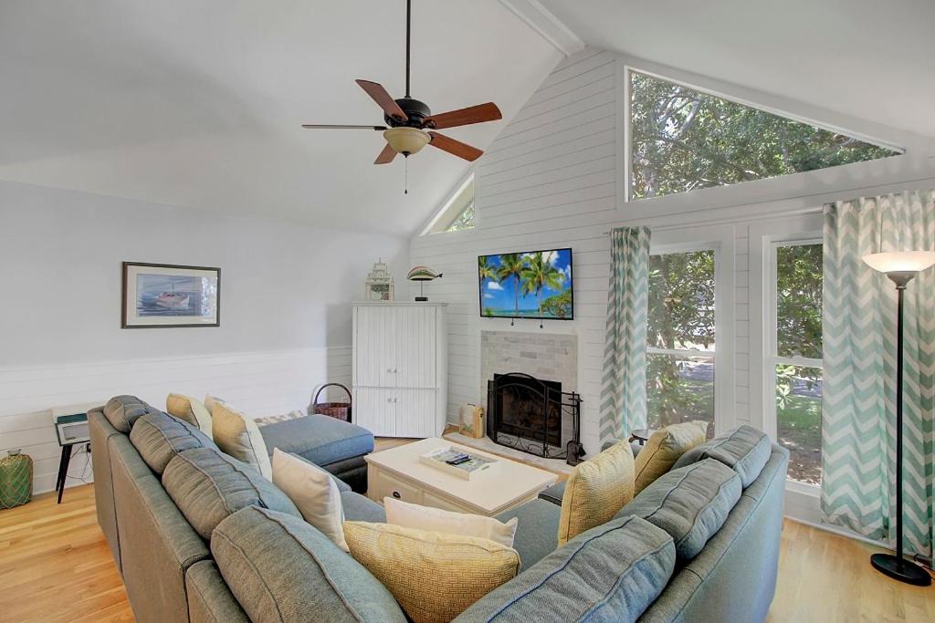 TV a/nebo společenská místnost v ubytování Lake Village 10 by Wild Dunes, with Amenities