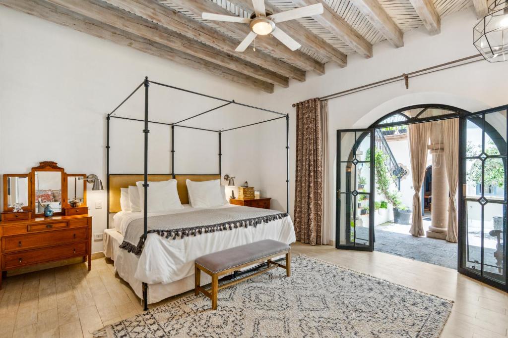 1 dormitorio con cama con dosel y vestidor en Casa Delphine, en San Miguel de Allende