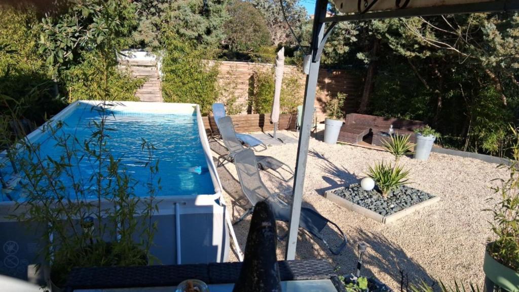 Bazén v ubytování Petit coin de paradis nebo v jeho okolí