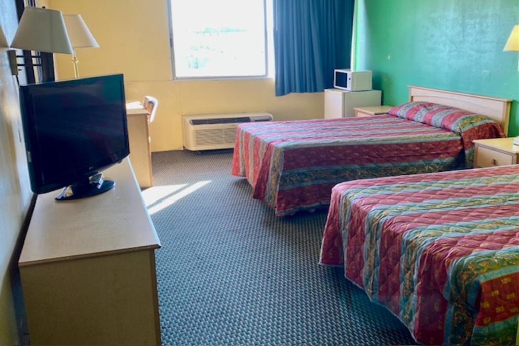 Postel nebo postele na pokoji v ubytování Red Carpet Inn & Suites Lima -Listing Partner