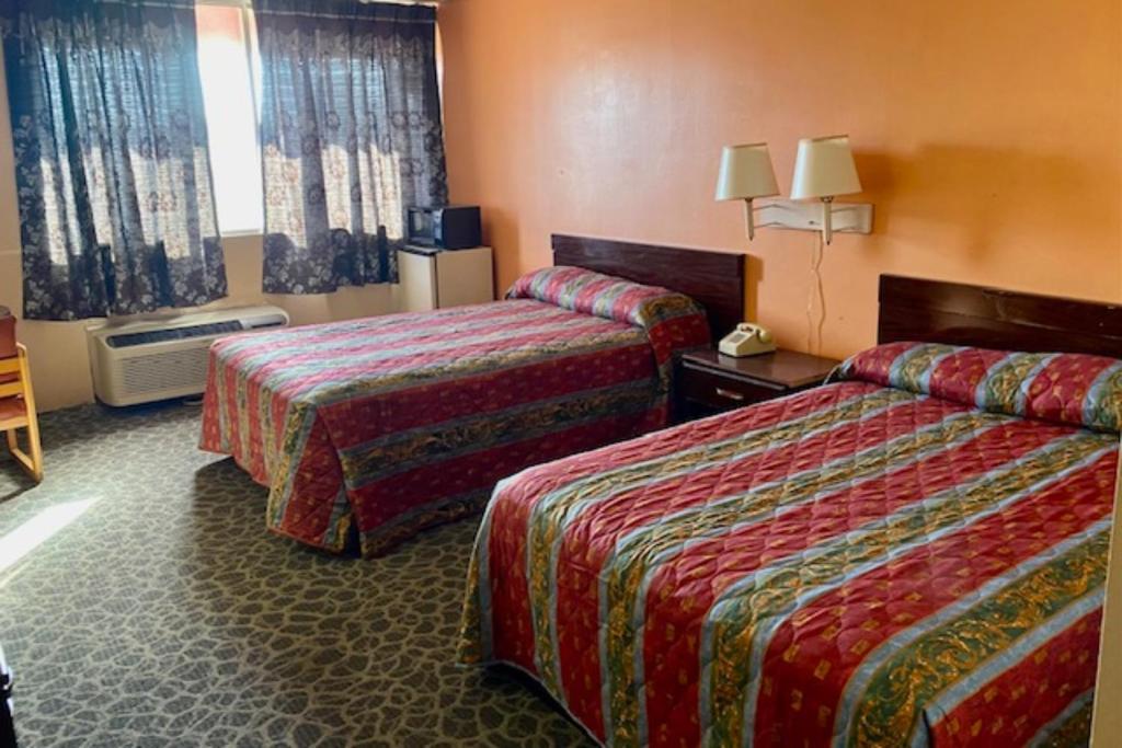 Postel nebo postele na pokoji v ubytování Red Carpet Inn & Suites Lima -Listing Partner