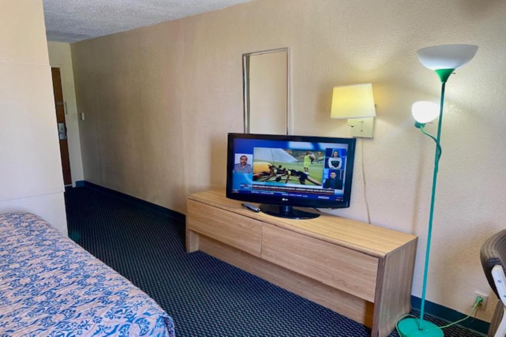 TV a/nebo společenská místnost v ubytování Red Carpet Inn & Suites Lima -Listing Partner