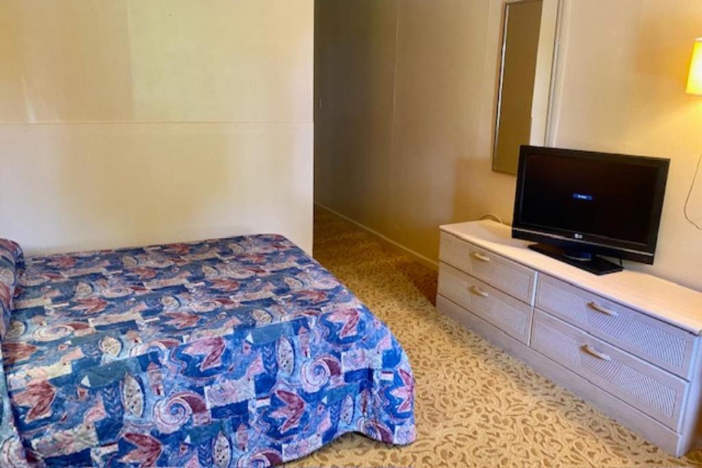 Postel nebo postele na pokoji v ubytování Red Carpet Inn & Suites Lima -Listing Partner