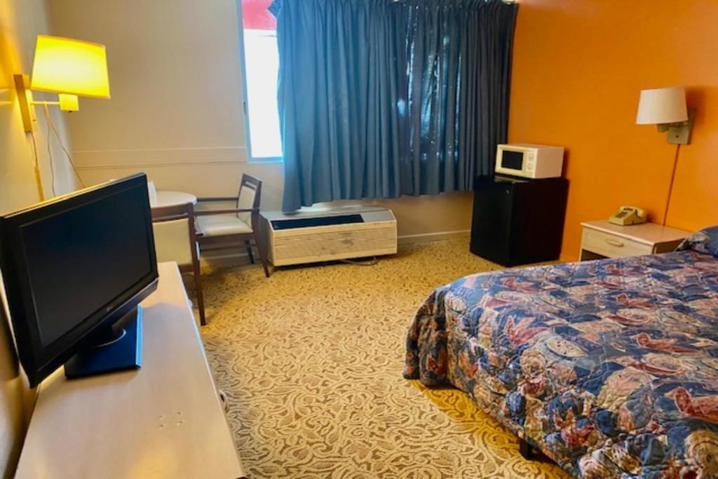 TV a/nebo společenská místnost v ubytování Red Carpet Inn & Suites Lima -Listing Partner