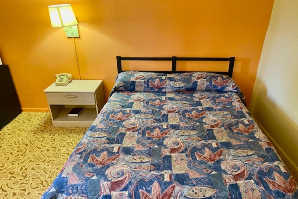 Postel nebo postele na pokoji v ubytování Red Carpet Inn & Suites Lima -Listing Partner