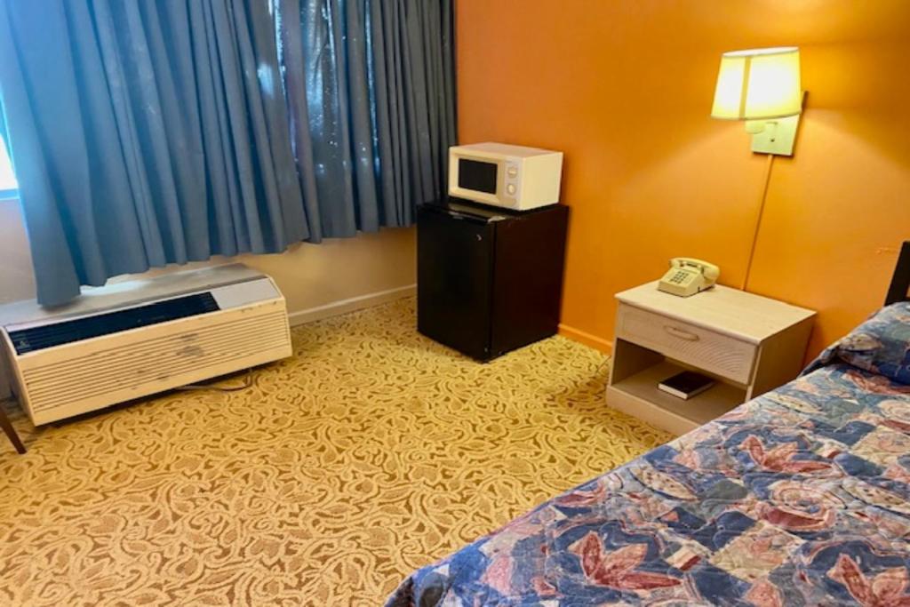 Postel nebo postele na pokoji v ubytování Red Carpet Inn & Suites Lima -Listing Partner