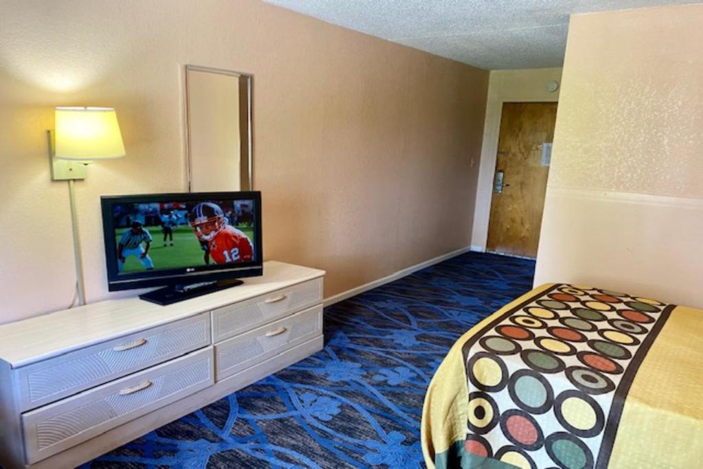 TV a/nebo společenská místnost v ubytování Red Carpet Inn & Suites Lima -Listing Partner
