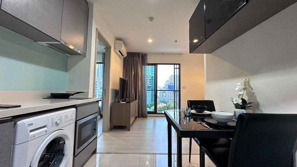 Η κουζίνα ή μικρή κουζίνα στο Beautiful condo, BTS Thonglor, 5mins by walking