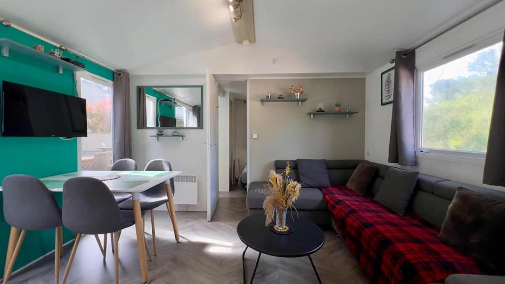 un salon avec un canapé et une table dans l'établissement Erbarie43, à Fréjus