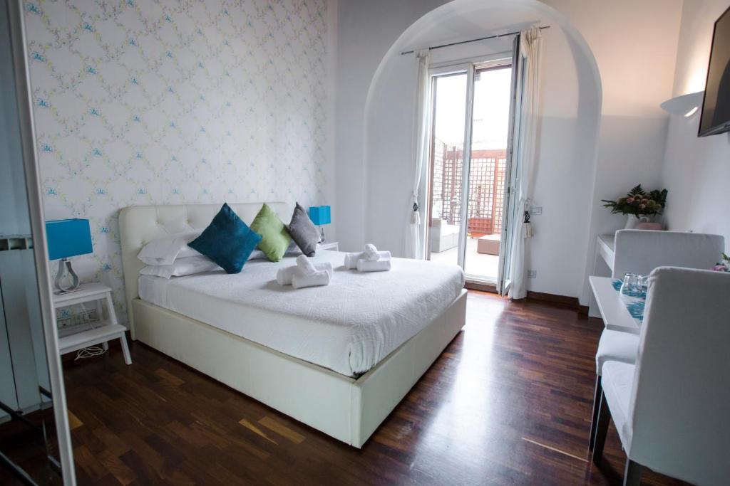 een wit bed in een kamer met een raam bij Pettinary Village B&B in Rome