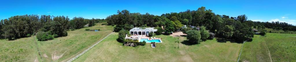 an aerial view of a large house in a field at Casa de campo con piscina, bar y casa de huéspedes in Maldonado
