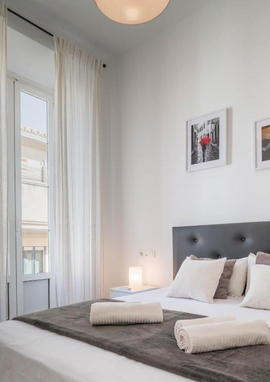 A bed or beds in a room at Apartamentos Alcazaba