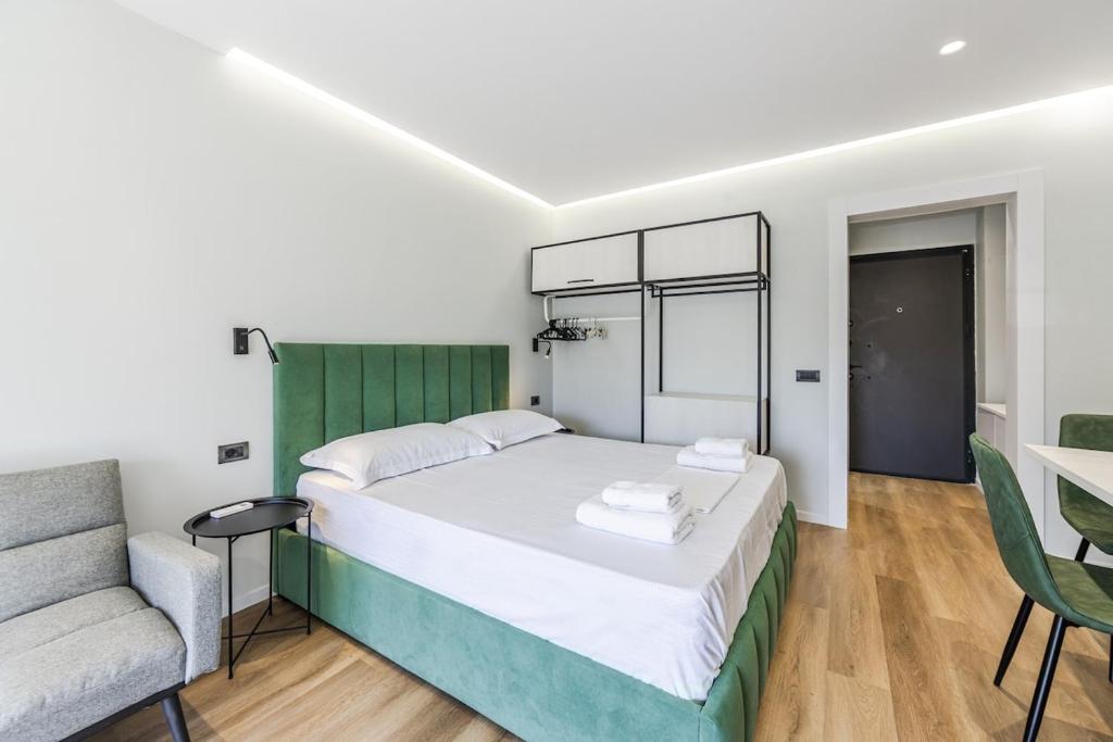 ein Schlafzimmer mit einem Bett, einer Couch und einem Stuhl in der Unterkunft Studio Mare Blu by PS in Golem