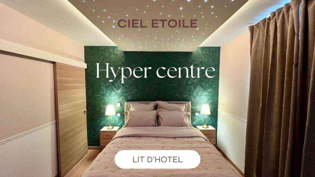 - une chambre dotée d'un lit avec un mur vert dans l'établissement L'Etoile, à Épernay