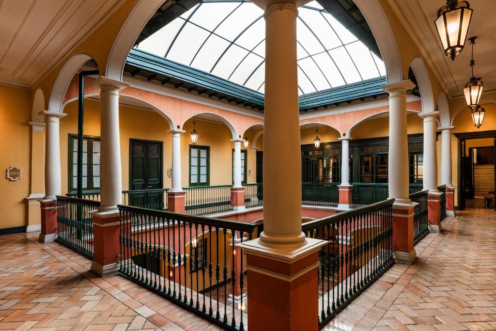 Hotel De La Operaにあるビリヤード台