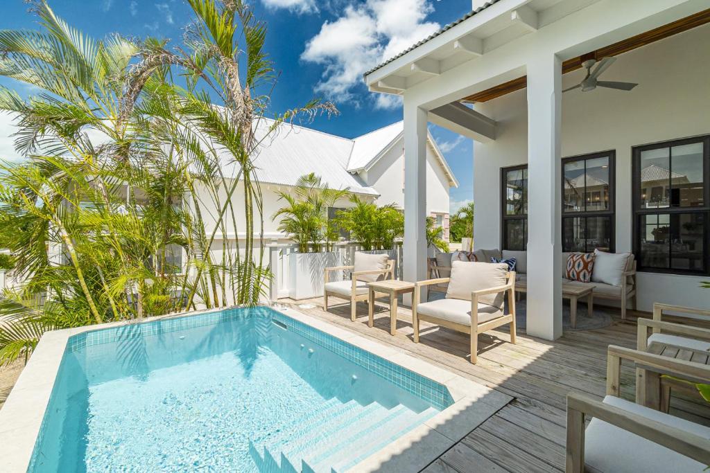 Πισίνα στο ή κοντά στο Crimson Sunset Serenity and Pool Club at Mahogany Bay