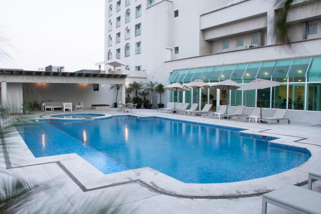 Bazén v ubytování Rivoli Select Hotel nebo v jeho okolí