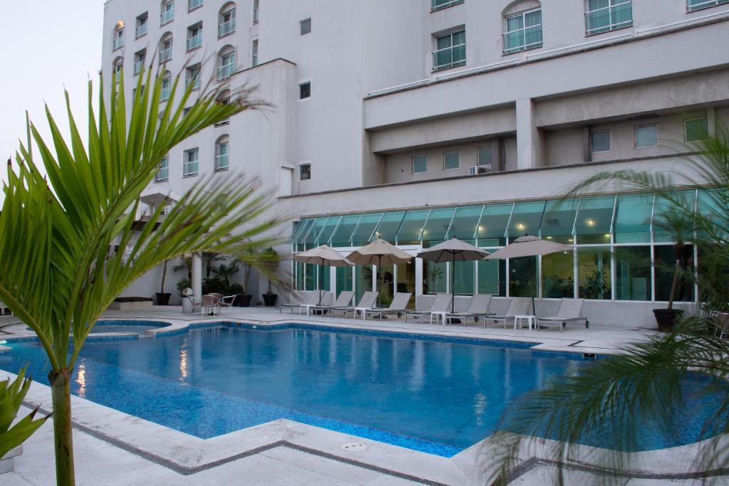 Bazén v ubytování Rivoli Select Hotel nebo v jeho okolí