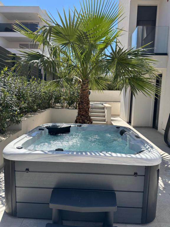 Luxury Apartment PalmView mit Whirlpool und Terrasse