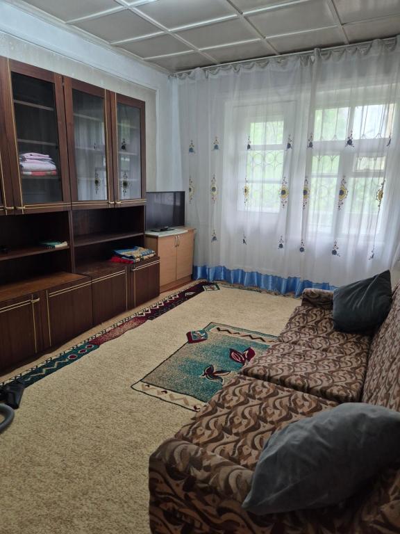 TV a/nebo společenská místnost v ubytování посуточная Халяльная квартира Жалал-Абад