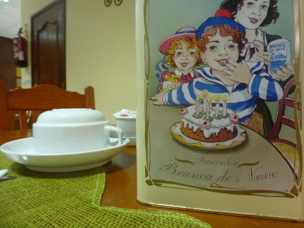 uma lata sentada numa mesa com um bolo de aniversrio em Hotel Pantanha Nature & Fitness nas Caldas da Felgueira