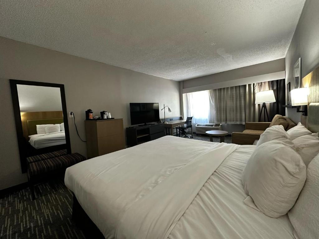 Country Inn & Suites by Radisson, Williamsburg East Busch Gardens , VA photo