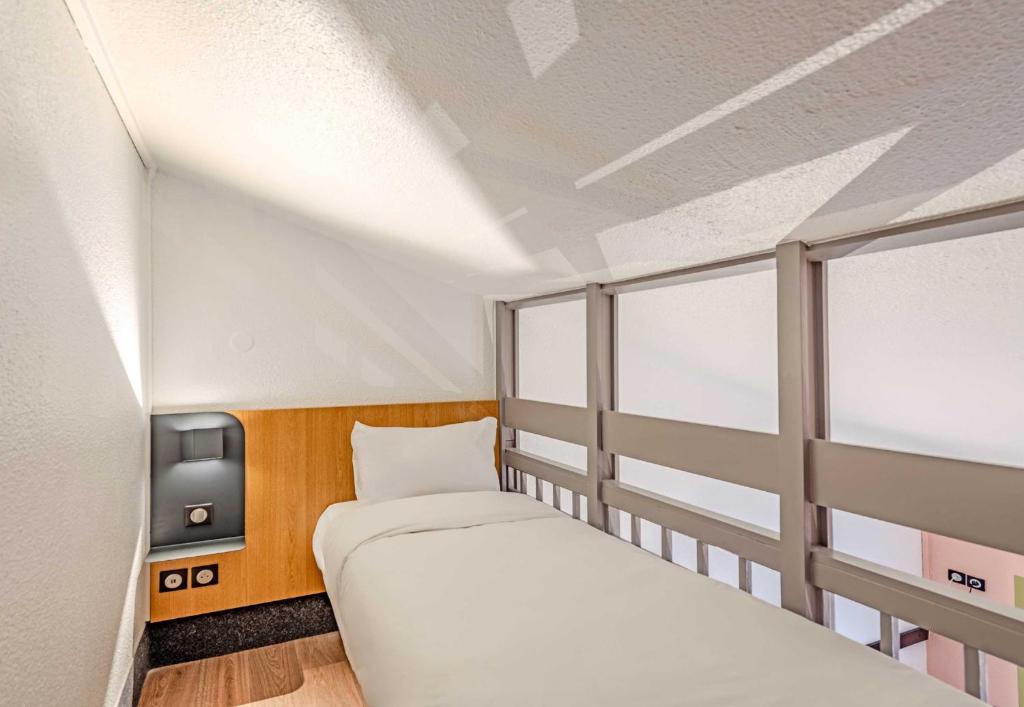 Postel nebo postele na pokoji v ubytování B&B HOTEL Brest Kergaradec Aéroport