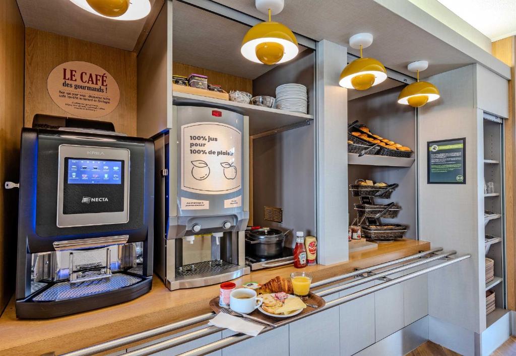 Kuchyň nebo kuchyňský kout v ubytování B&B HOTEL Brest Kergaradec Aéroport