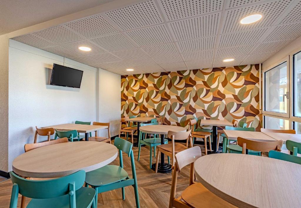 TV a/nebo společenská místnost v ubytování B&B HOTEL Brest Kergaradec Aéroport