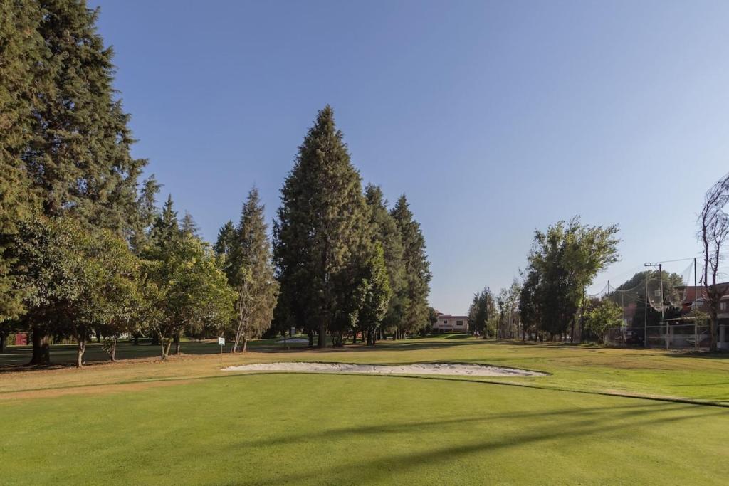 - Vistas a un campo de golf con árboles y vegetación en Collection O Hotel La Huerta Golf & Hotel, Cholula, en Cholula