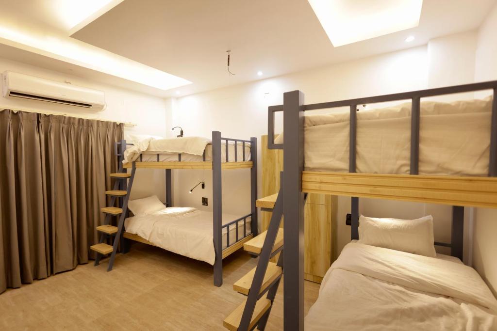 Postel nebo postele na pokoji v ubytování ECHOS HOTEL Rishikesh