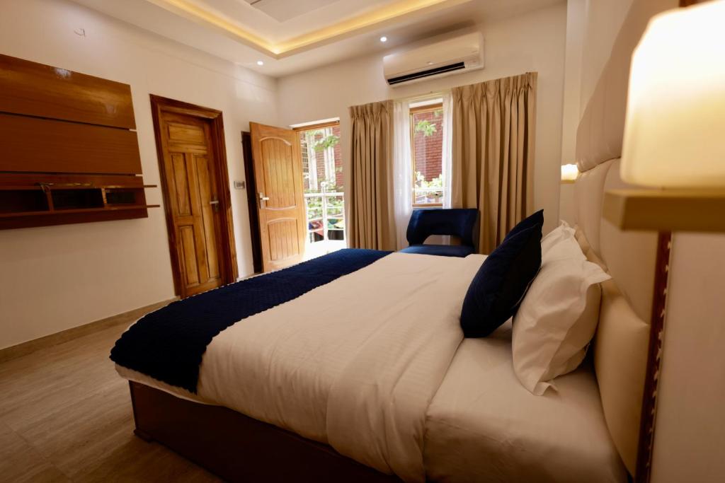 Postel nebo postele na pokoji v ubytování ECHOS HOTEL Rishikesh