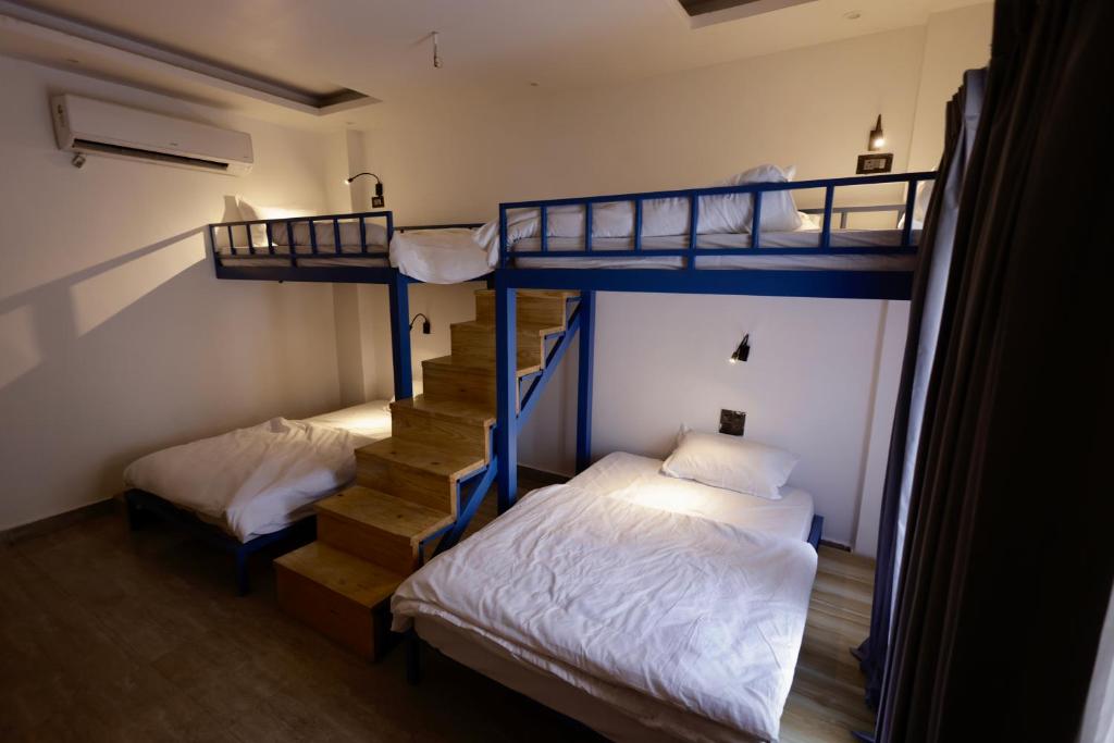 Postel nebo postele na pokoji v ubytování ECHOS HOTEL Rishikesh