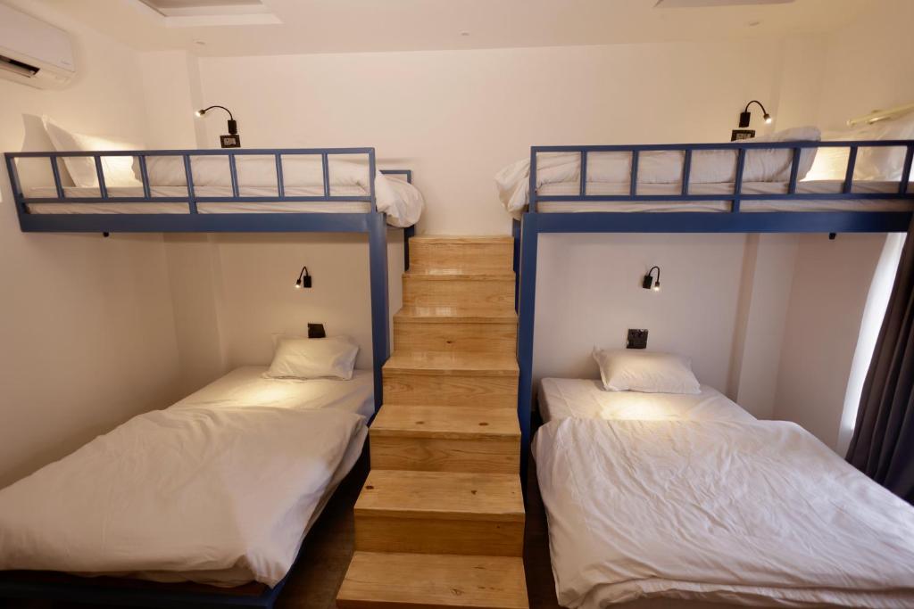 Postel nebo postele na pokoji v ubytování ECHOS HOTEL Rishikesh