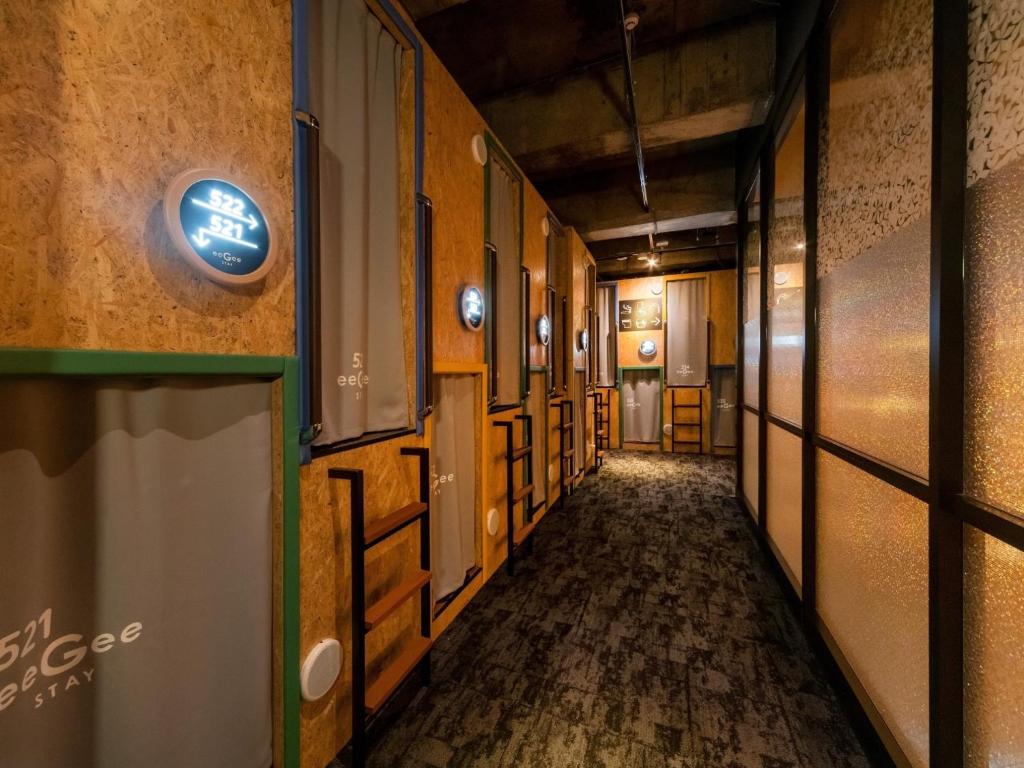 東京にあるeeGee STAY Kamata"Capsule room only" - Vacation STAY 25672vの壁面の看板が付いた空廊