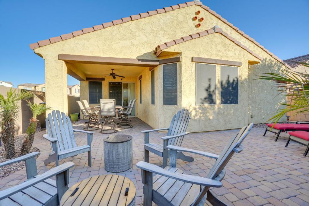une terrasse avec des chaises et des tables ainsi qu'une maison dans l'établissement Glendale Home Near Westgate Entertainment District, à Glendale