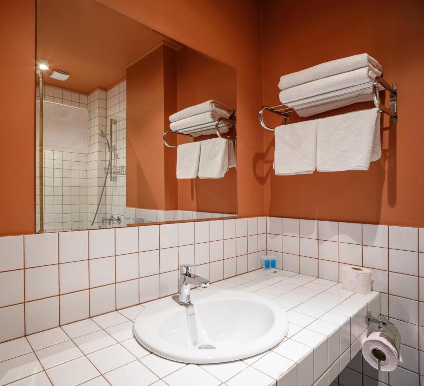 Koupelna v ubytování Address Inn